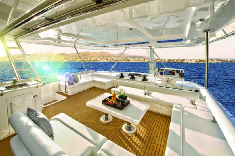 5800 - Flybridge.jpg