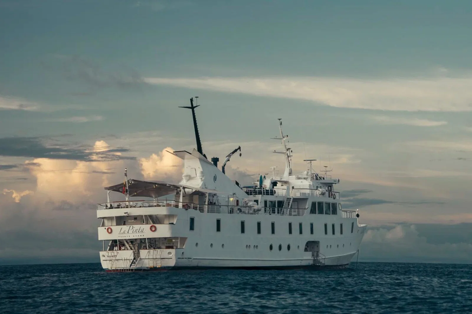 Yacht La Pinta sailing the Galapagos