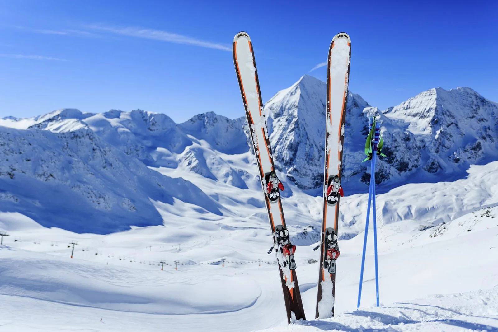 Skis on piste