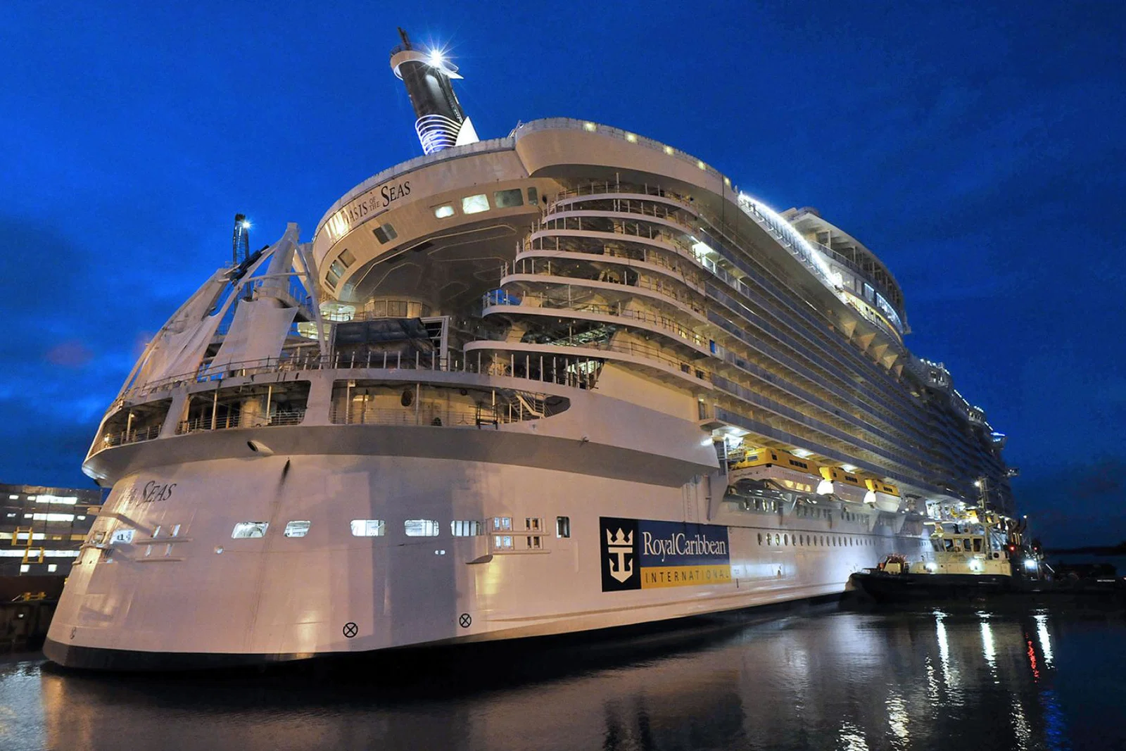 Oasis of the Seas - rear, night