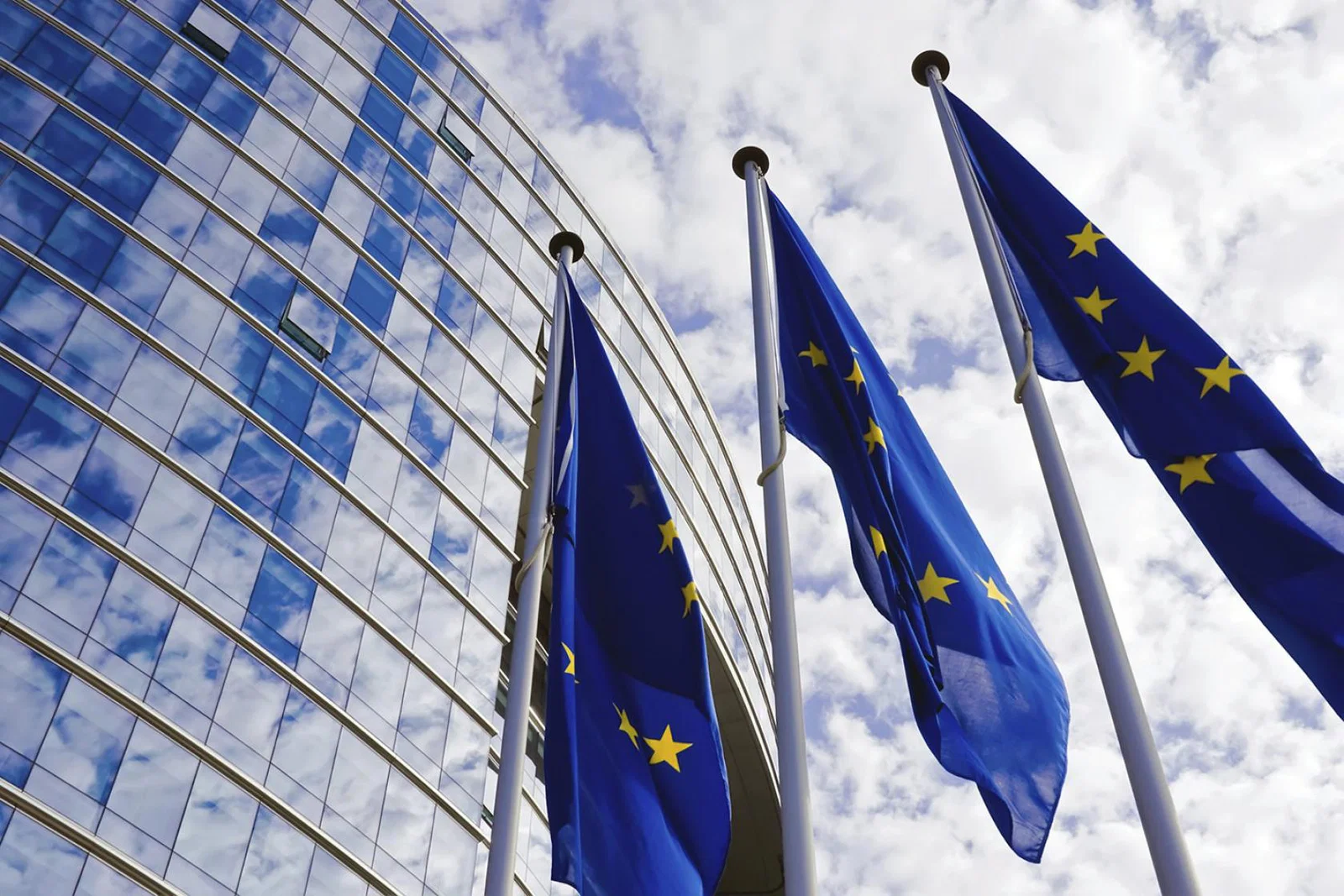 Europe's largest airlines have agreed to make "timely" refunds when flights are cancelled