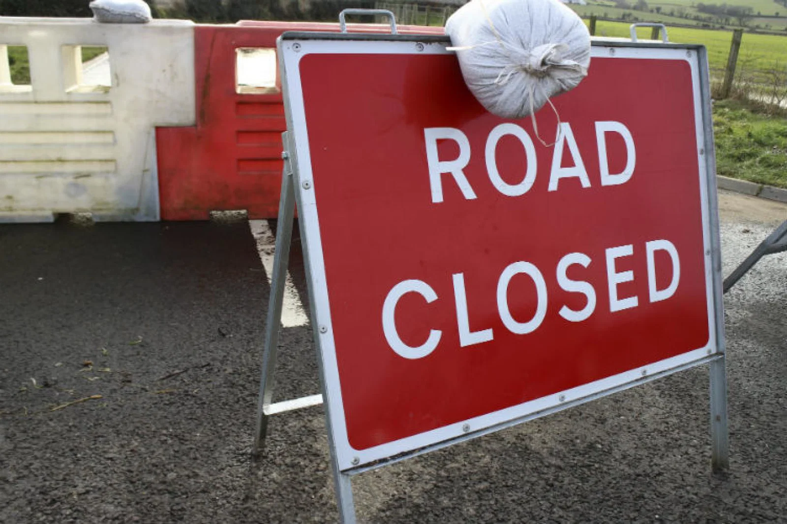Road closed sign ThinkstockPhotos-475705859