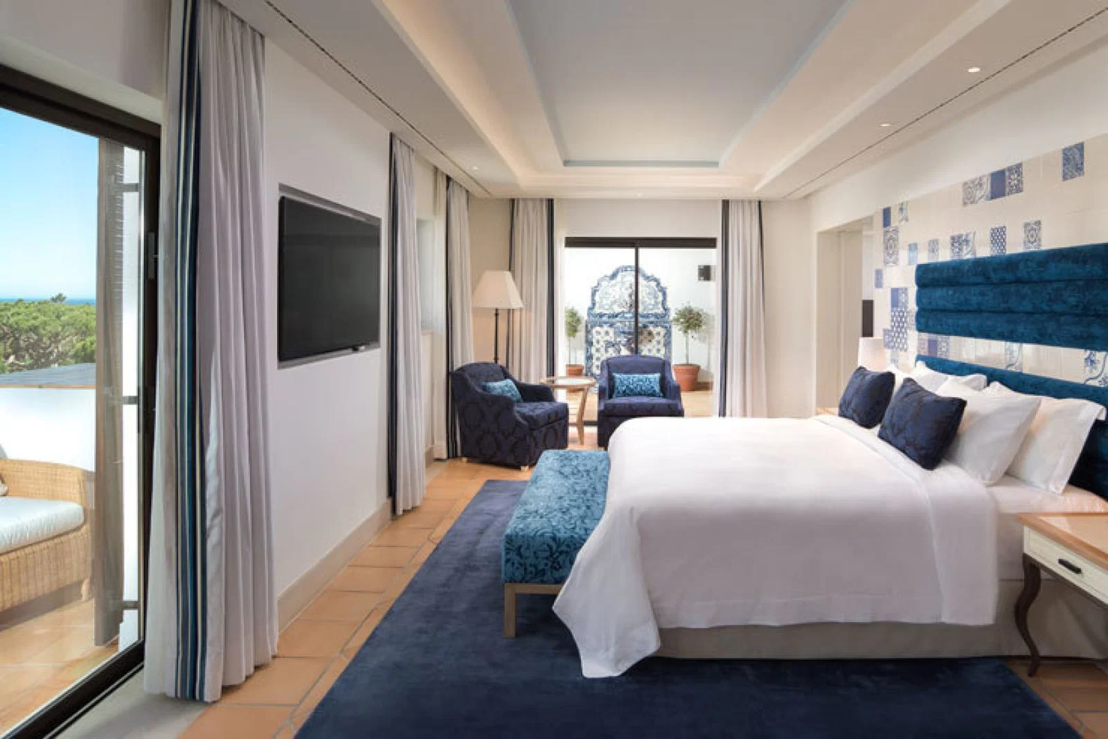 Pine-Cliffs-Hotel---Neptuno-Suite---MAIN-PIC.jpg