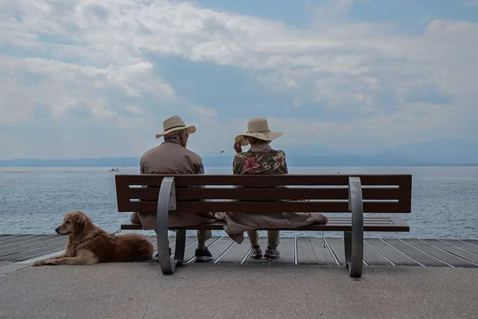 Elderly couple by the sea by Nathalia Bariani, Unsplash