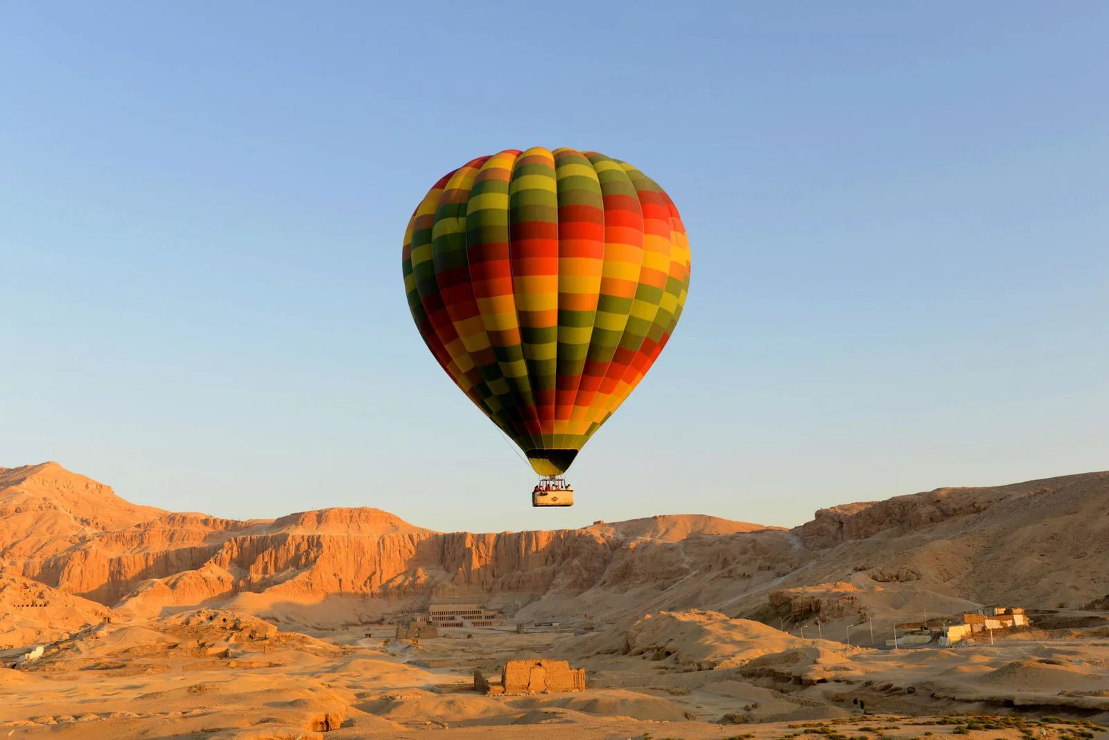 Hot-air balloon Egypt.jpg