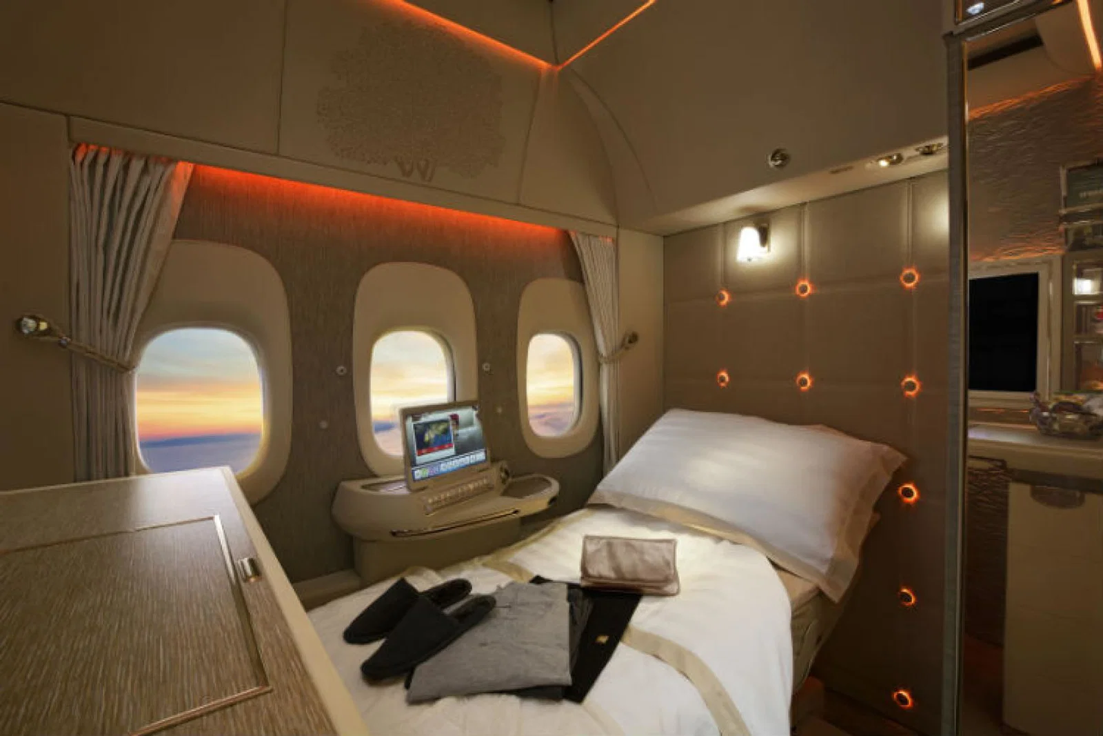 Emirates First-Class Impression 777.jpg