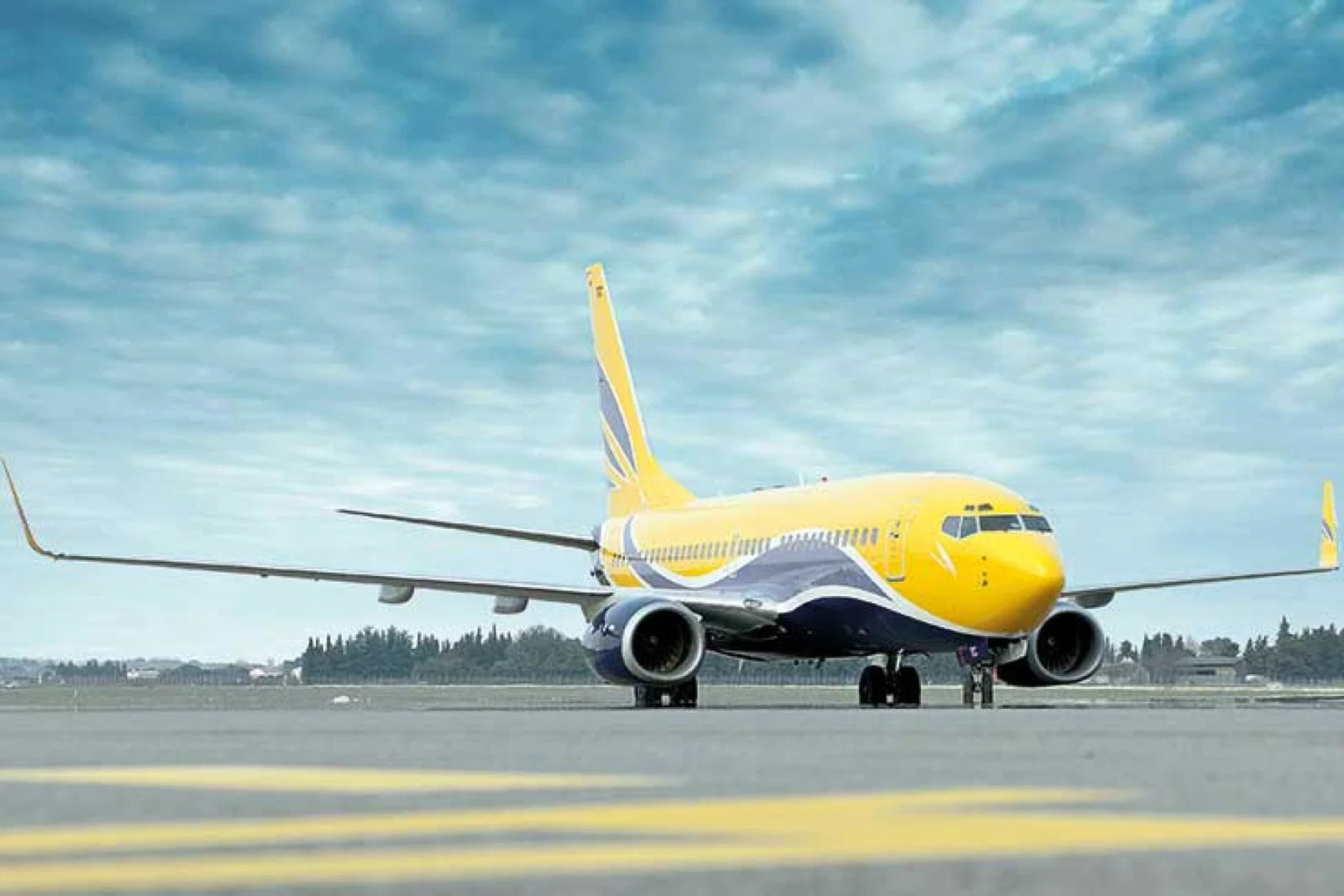 737-700 jet taxiing