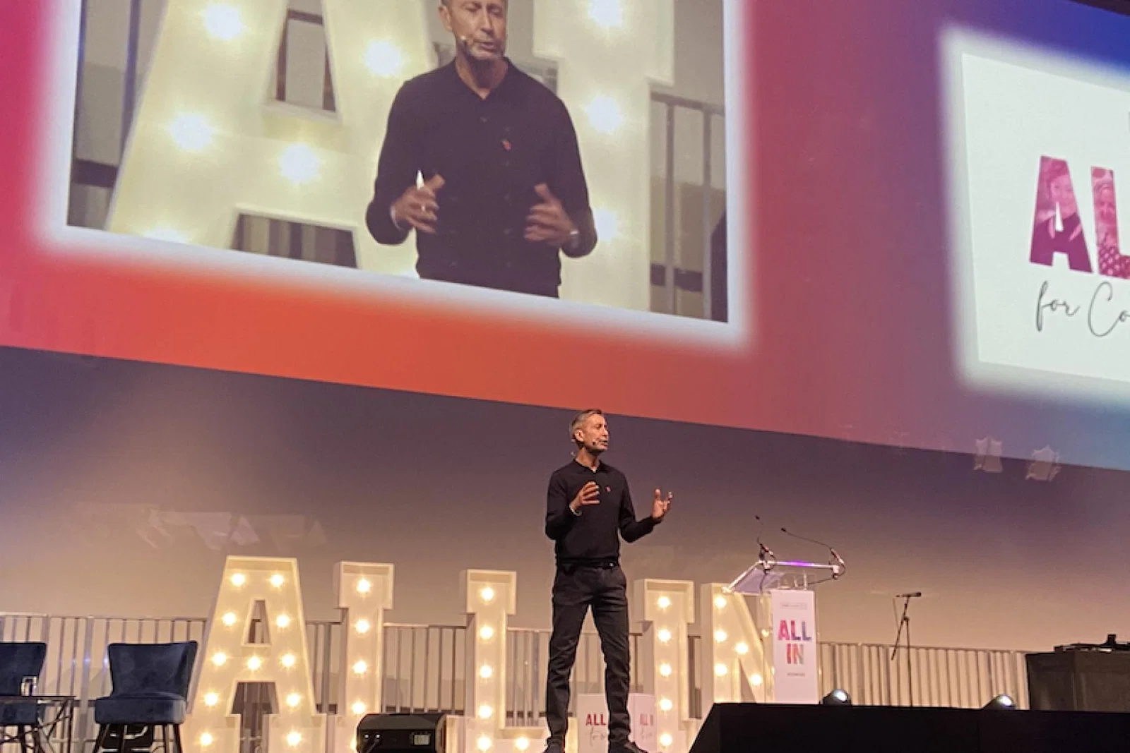 Steve Byrne addresses Travel Counsellors’ global conference 2022