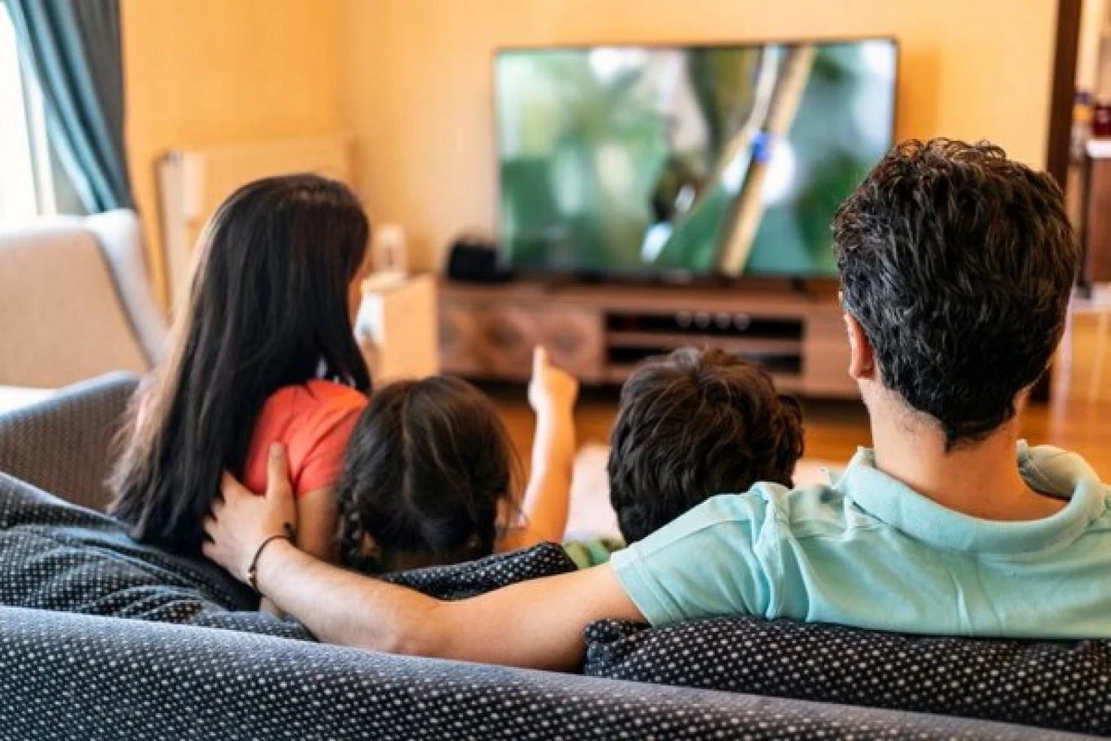 Family_Sofa_TV_Television_iStock-1320021417.jpg
