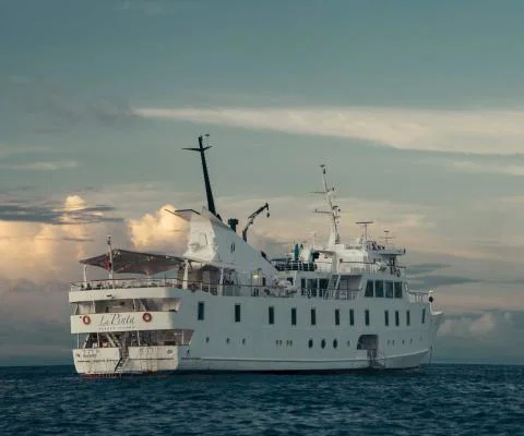 Yacht La Pinta sailing the Galapagos