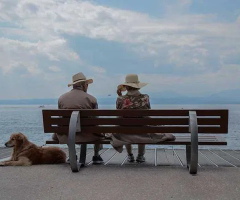 Elderly couple by the sea by Nathalia Bariani, Unsplash