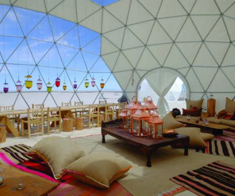 Dome tents with local furnishings Uyuni Salt Flats (Bolivia) photographer Stéphane Gautronneau (2).