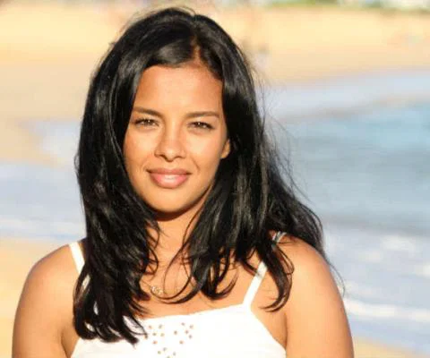 Liz_Bonnin_on_beach.JPG