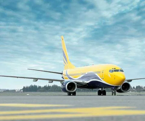 737-700 jet taxiing