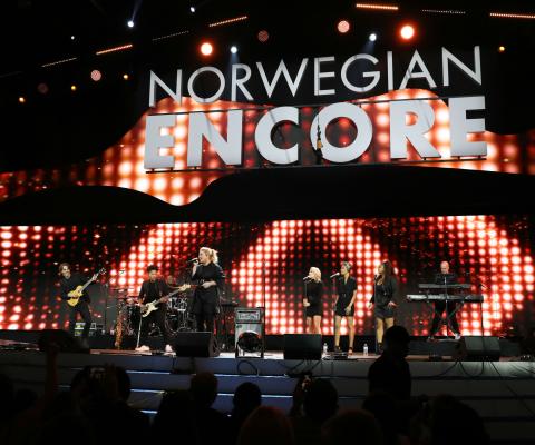Kelly_Clarkson_Norwegian_Encore.jpg