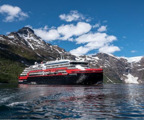 A chunk of ice will be broken against the hull of Fridtjof Nansen