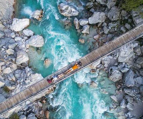 Bridge-over-Soca-river-with-hikers_METhumb.jpg