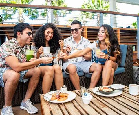 REGroup_of_friends_having_food_and_drinks_outside_METhumb.jpg