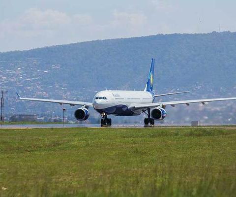 RwandAir flight taxiing