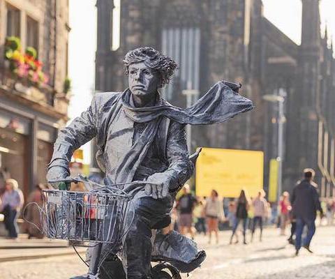 Street-performer-statue-iStock-1295859439_METhumb.jpg