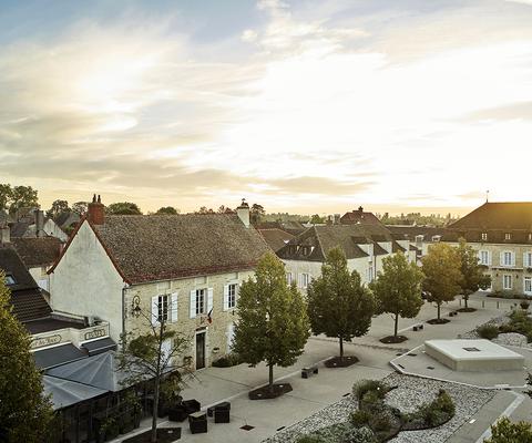 COMO_Le_Montrachet_Exterior_3_Square_METhumb.jpg