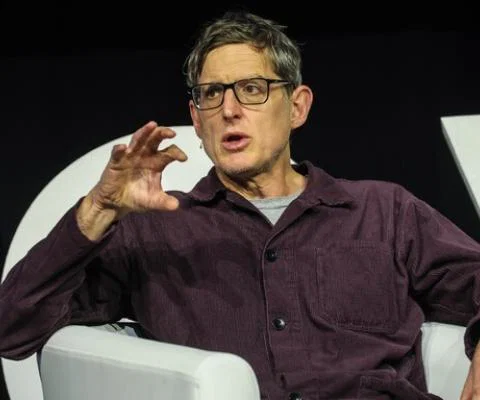 Louis Theroux shares top tip for travel firms in the media spotlight