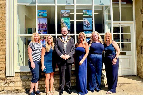 Kelly Baldwin with her team and mayor of Thrapston Craig Wheeler Kelly Baldwin with her team and mayor of Thrapston Craig Wheeler
