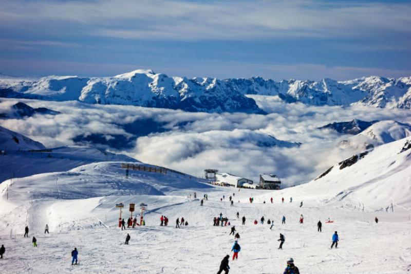 Hawke became a resort rep at Les Deux Alpes where he fell in love with the seasonal life