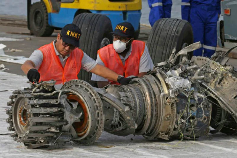 Officials inspect the wreckage of Lion Air Flight 610 (Credit: Achmad Ibrahim/AP/Shutterstock)